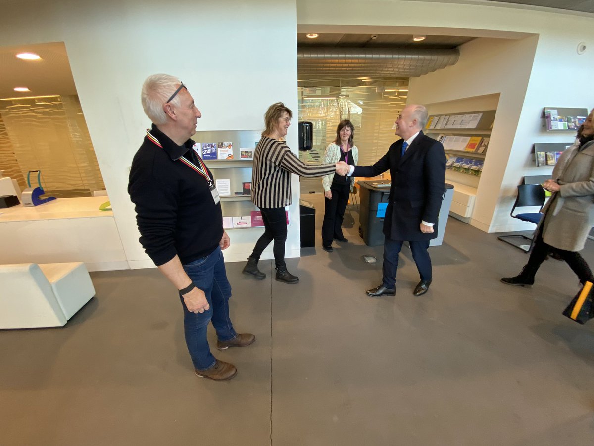 Halte 2: Skylge myn lantsje. Boargemaster <a href="/CarolinevdePol/">Caroline van de Pol</a> dy’t krekt beppe wurden is stiet al op de pier. Lokwinske! Frijwilligers stimburo sitte klear om stimmers te ûntfangen. Ferkiezings soargje foar spesjale sfear. #ps2023 <a href="/psfryslan/">Provinsjale Steaten fan Fryslân</a> <a href="/provfryslan/">Provincie Fryslân</a> <a href="/wetterskip/">Wetterskip Fryslân</a> <a href="/TerschellingGem/">Gem. Terschelling</a>