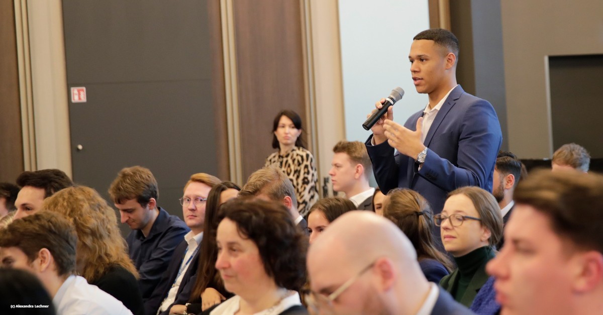 bundesbank's tweet photo. Bei einer Veranstaltung zum Thema #Karriere, #Führung und #Diversität mit @klara_geywitz hat sich Bundesbankvorständin Sabine #Mauderer für mehr Diversität bei Führungspositionen ausgesprochen. Sie interessieren sich für eine Karriere bei der Bundesbank? https://t.co/0kstQAE9XN https://t.co/p1wPZplTki