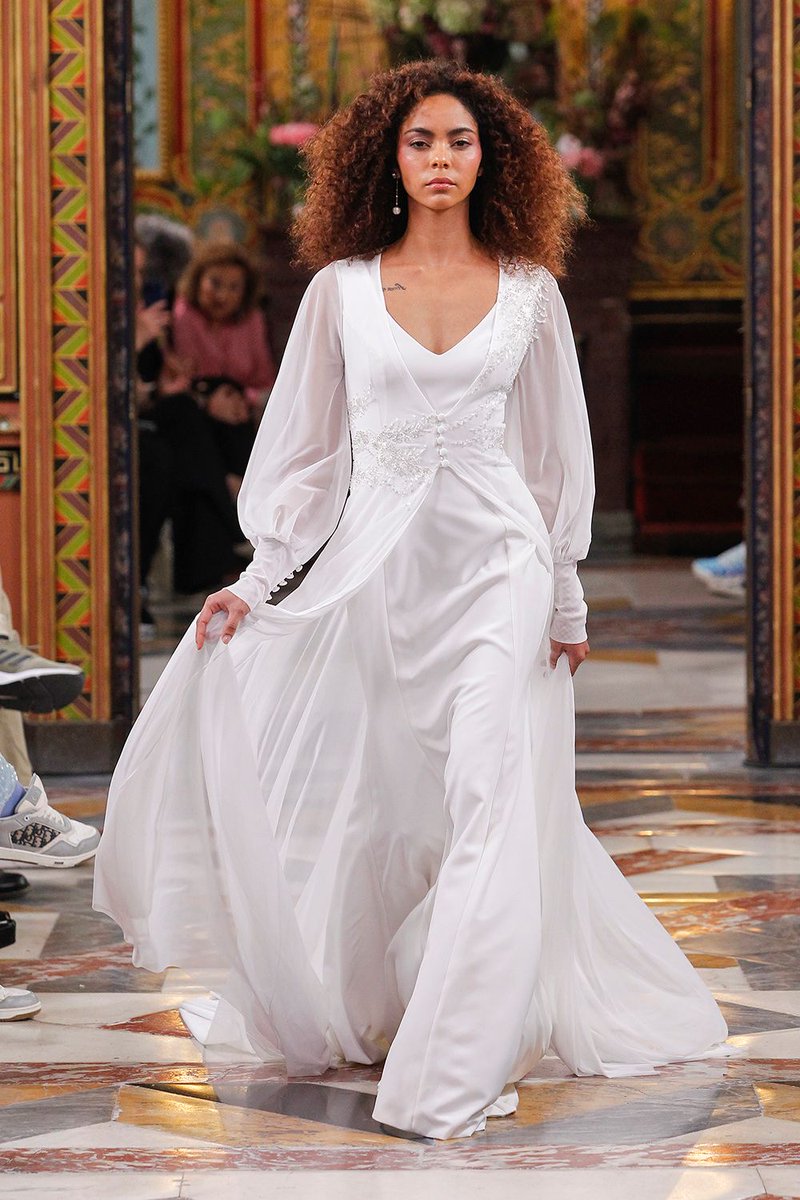 Para pronunciar el "sí quiero", la novia actual huye del disfraz y busca un vestido (o varios) afín a su personalidad, con ciertos detalles que impriman carácter, pero sin excesos ni apuntes barrocos: lo que prima es la comodidad para disfrutar de su boda. #wedding
#fashionstyle