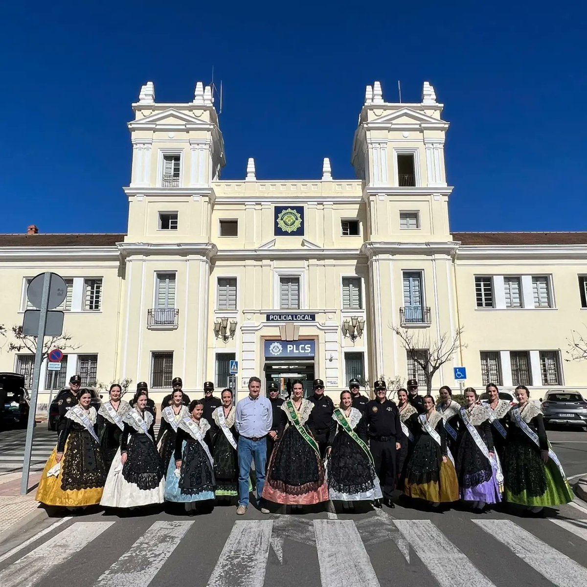 OctavioTraver's tweet photo. Ahir vam rebre la visita de les reines de les festes de #Madalena2023 a l'@AreaSeguridadCS.
A més dels bombers van rebre l'homenatge dels Agents de Mobilitat Urbana així com el de la Policia Local.
Som #AMUCS
Som #BombersCS
Som #PLCS
Som #ASPEM https://t.co/MslJRjFG9m