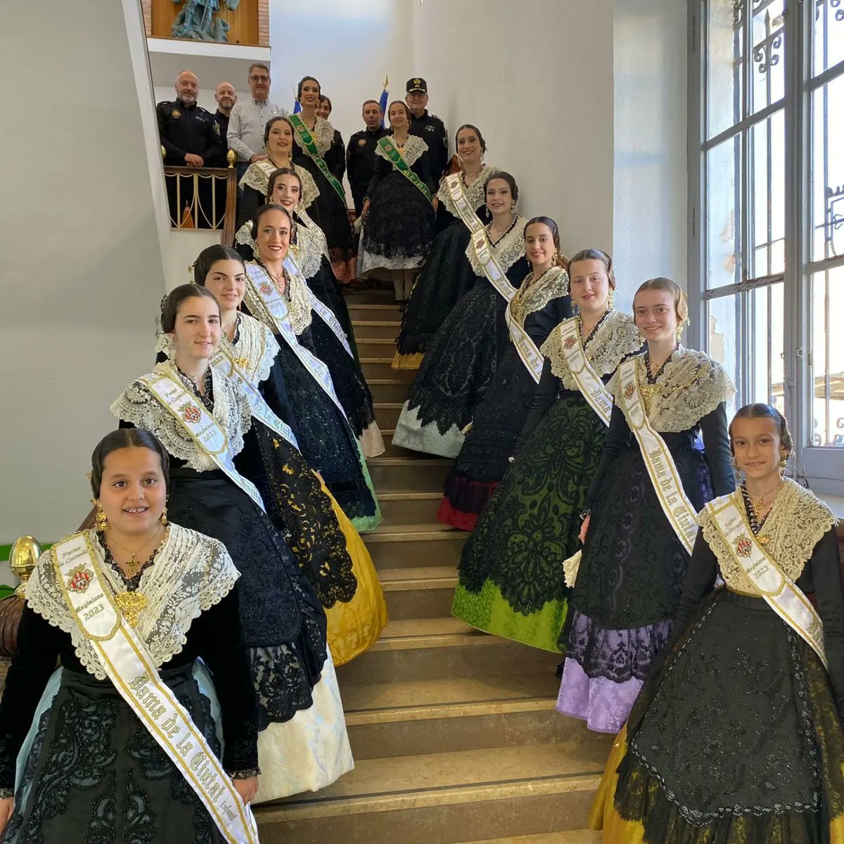 OctavioTraver's tweet photo. Ahir vam rebre la visita de les reines de les festes de #Madalena2023 a l'@AreaSeguridadCS.
A més dels bombers van rebre l'homenatge dels Agents de Mobilitat Urbana així com el de la Policia Local.
Som #AMUCS
Som #BombersCS
Som #PLCS
Som #ASPEM https://t.co/MslJRjFG9m