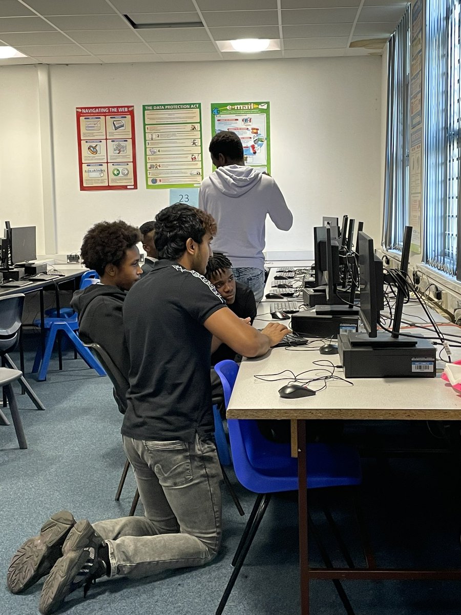 MissCharles2013's tweet photo. Past pupils coming back to deliver after school coding sessions to our current pupils 👏🏻👏🏻 @willowshigh @stdavidscoll https://t.co/SIQtiAbF9a