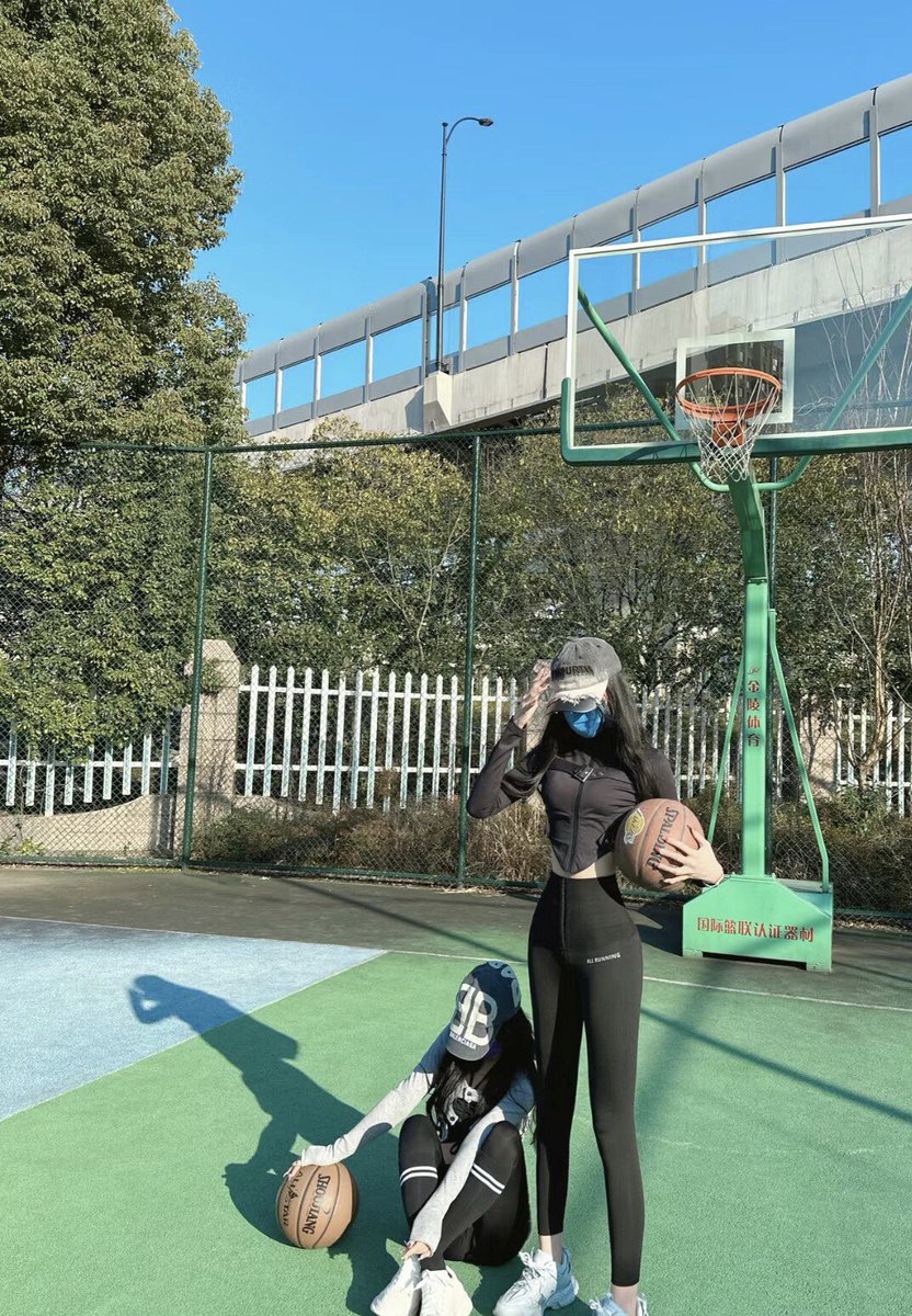lih5774's tweet photo. 今天天气不错，陪小闺蜜运动一下，大家评论一下，我这球进了没有…… #室外 #篮球 #好闺蜜 https://t.co/Nln5dJ7Xx4