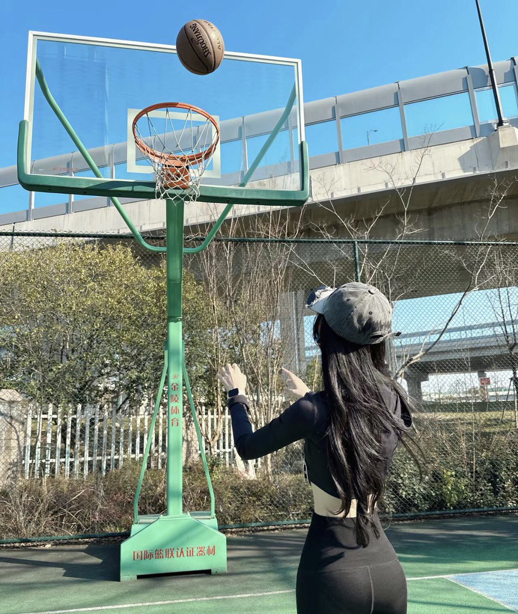 fe23234's tweet photo. 今天天气不错，陪小闺蜜运动一下，大家评论一下，我这球进了没有…… #室外 #篮球 #好闺蜜 https://t.co/t6WWUFLTOF