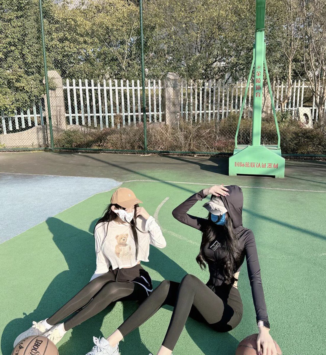 fe23234's tweet photo. 今天天气不错，陪小闺蜜运动一下，大家评论一下，我这球进了没有…… #室外 #篮球 #好闺蜜 https://t.co/t6WWUFLTOF