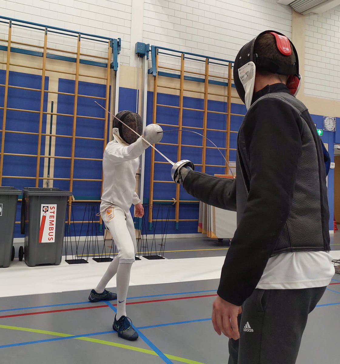 Sporthallen worden omgetoverd tot stemlokaal. Politieke partijen kruisen vandaag de degens om te zien wie wint. Bij Robbschermen kan je dat iedere week.

#kiezen #stemmen #punten