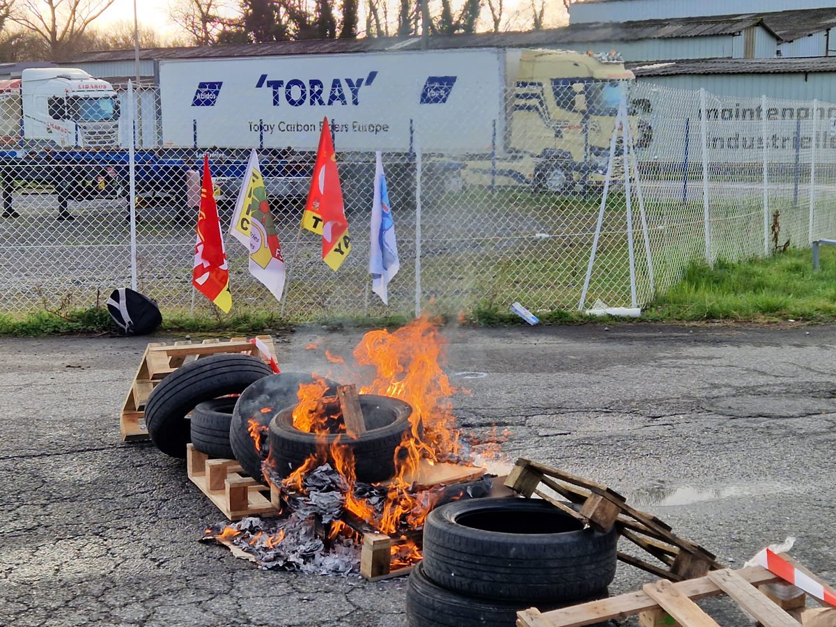 En direct du blocage de la plateforme de Lacq (64) décidé en interpro à l'UL CGT de Mourenx avec blocage des usines Toray