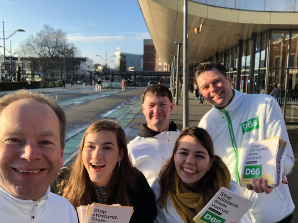 Met deze toppers de laatste ochtend flyeren voor <a href="/D66/">D66</a> op het station in Nijmegen. 

Lieve mensen, maak gebruik van je stemrecht vandaag 👊🏼