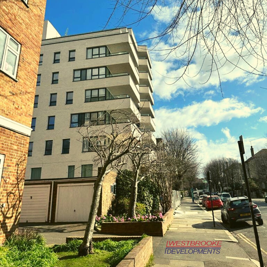WestbrookeDev's tweet photo. This is the view of the Tate Residences as you approach it from the street. The building looks great in the sunshine! We’re looking forward to welcoming the new residence very soon. ☀🌇🏙 #TateResidences #Hove #LoveConstruction #WestbrookeDevelopments #ConsiderateConstructors https://t.co/wWncBIFguK