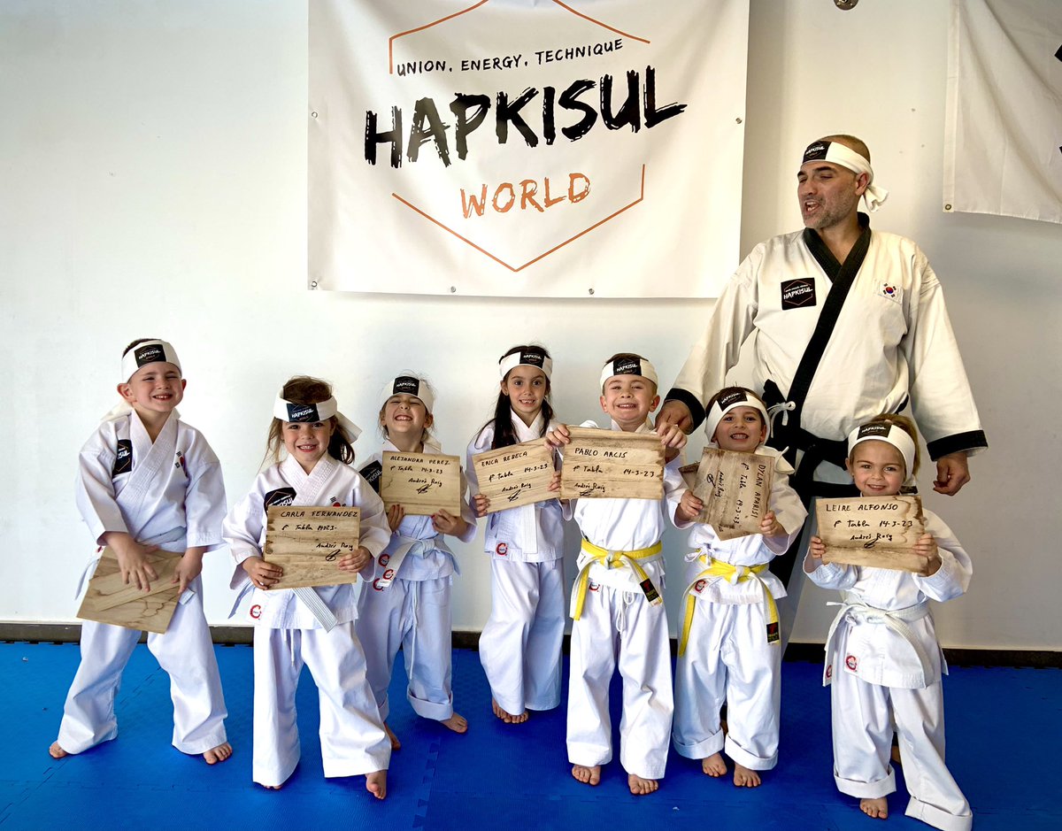 HapkisulWorld's tweet photo. Todo niño es un Gran Artista! Todo niño cree ciegamente en su Propio Talento debido a que no tienen ningún miedo a equivocarse.
#MasterAndrésRoig
#andresroighapkido
#Hapkido #합기도
#Hapkisul
#HapkisulStyle
#niñosvalientes #niños #kids #enseñanza #hapkisulkids #hapkidokids https://t.co/9tEmbPuZuc
