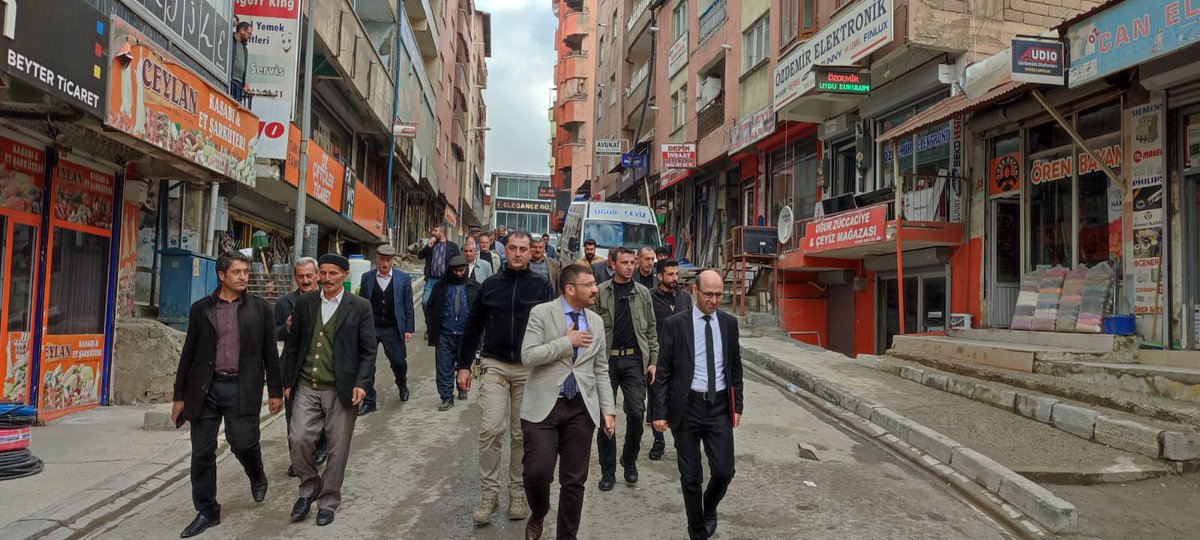 silehiasireti's tweet photo. Sılehi Aşireti Lideri Sn.Mehmet Alayı ATLI ve Beraberindeki kalabalık Akrabalarımız Hakkari Akparti il Başkanlığına giderek 28.Dönem Milletvekili Aday Adayı Olan Aşiret Liderimize desteklerini sundular. 🇹🇷🇹🇷🇹🇷🇹🇷
@erkankandemir 
@metinbulut23 
@A_MuttalipOzbek https://t.co/HbX5YDwMgb