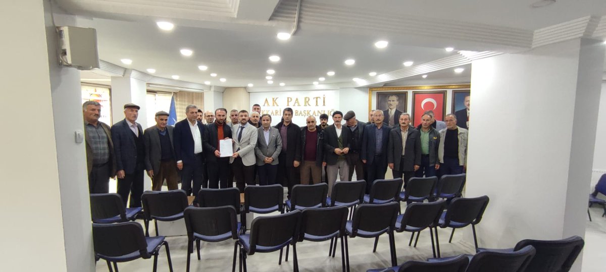 silehiasireti's tweet photo. Sılehi Aşireti Lideri Sn.Mehmet Alayı ATLI ve Beraberindeki kalabalık Akrabalarımız Hakkari Akparti il Başkanlığına giderek 28.Dönem Milletvekili Aday Adayı Olan Aşiret Liderimize desteklerini sundular. 🇹🇷🇹🇷🇹🇷🇹🇷
@erkankandemir 
@metinbulut23 
@A_MuttalipOzbek https://t.co/HbX5YDwMgb