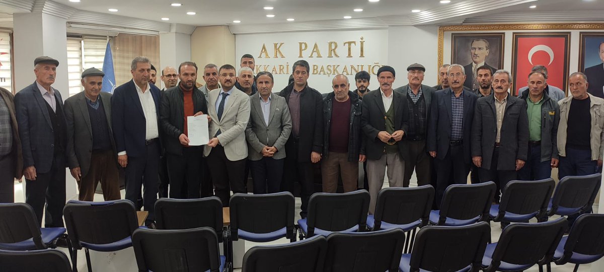 silehiasireti's tweet photo. Sılehi Aşireti Lideri Sn.Mehmet Alayı ATLI ve Beraberindeki kalabalık Akrabalarımız Hakkari Akparti il Başkanlığına giderek 28.Dönem Milletvekili Aday Adayı Olan Aşiret Liderimize desteklerini sundular. 🇹🇷🇹🇷🇹🇷🇹🇷
@erkankandemir 
@metinbulut23 
@A_MuttalipOzbek https://t.co/HbX5YDwMgb