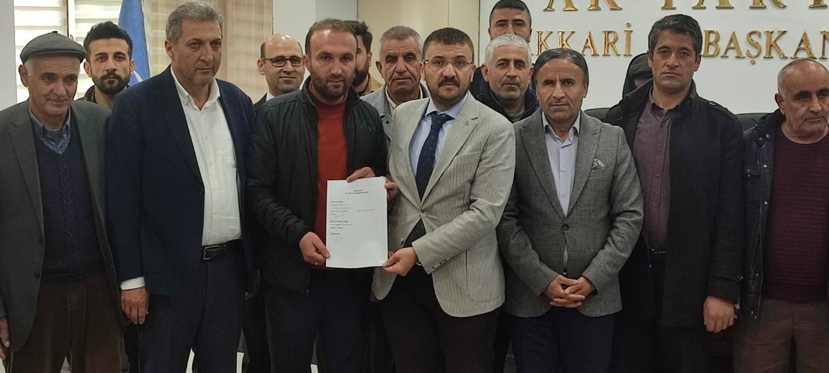 silehiasireti's tweet photo. Sılehi Aşireti Lideri Sn.Mehmet Alayı ATLI ve Beraberindeki kalabalık Akrabalarımız Hakkari Akparti il Başkanlığına giderek 28.Dönem Milletvekili Aday Adayı Olan Aşiret Liderimize desteklerini sundular. 🇹🇷🇹🇷🇹🇷🇹🇷
@erkankandemir 
@metinbulut23 
@A_MuttalipOzbek https://t.co/HbX5YDwMgb