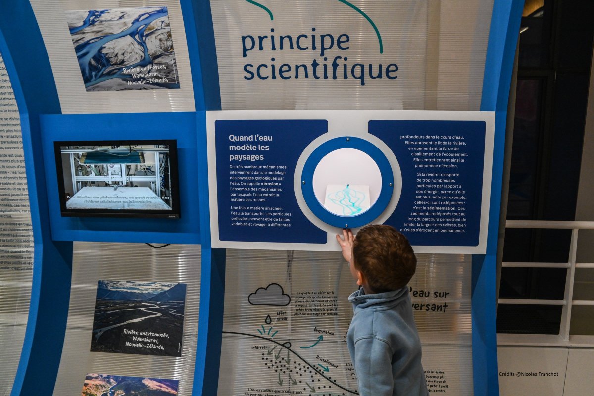 PSLExplore's tweet photo. #Exposition |Le chapitre suivant se concentre sur la façon dont 𝗹'𝗲𝗮𝘂 𝗳𝗮𝗰̧𝗼𝗻𝗻𝗲 𝗹𝗲𝘀 𝗽𝗮𝘆𝘀𝗮𝗴𝗲𝘀 : on peut observer de nombreuses formes de rivières. Et une fontaine⛲️Wallace côtoie des compteurs qui nous rappellent la raréfaction de cette ressource si précieuse. https://t.co/i7D89gnRvL