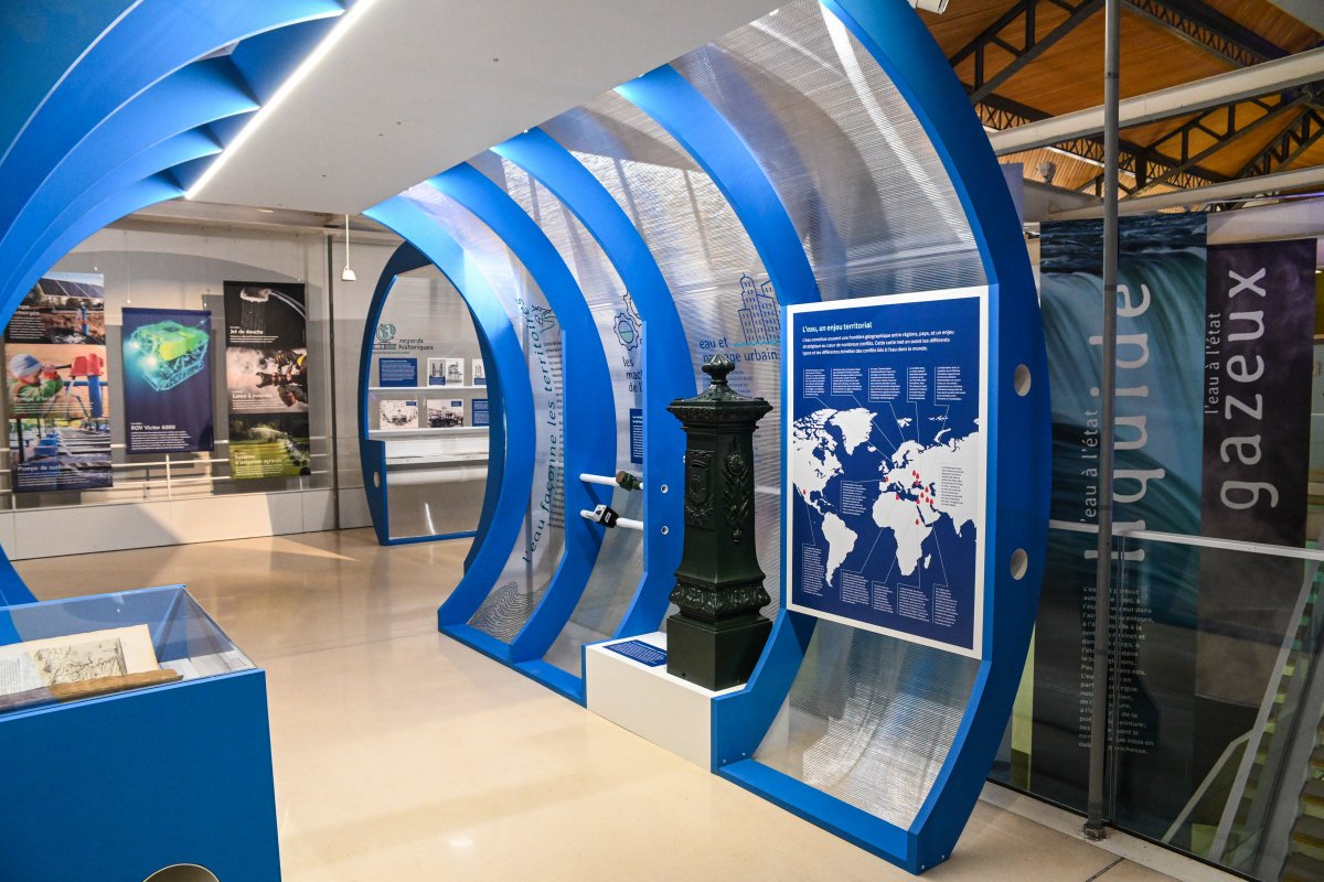 PSLExplore's tweet photo. #Exposition |Le chapitre suivant se concentre sur la façon dont 𝗹'𝗲𝗮𝘂 𝗳𝗮𝗰̧𝗼𝗻𝗻𝗲 𝗹𝗲𝘀 𝗽𝗮𝘆𝘀𝗮𝗴𝗲𝘀 : on peut observer de nombreuses formes de rivières. Et une fontaine⛲️Wallace côtoie des compteurs qui nous rappellent la raréfaction de cette ressource si précieuse. https://t.co/i7D89gnRvL