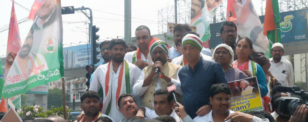SakshithaNews's tweet photo. కాంగ్రెస్ పార్టీ ఆధ్వర్యంలో చలో రాజ్ భవన్ సక్సెస్
సీఎల్పీ నేత భట్టి విక్రమార్క కామెంట్స్
దేశానికి స్వాతంత్రం తీసుకొచ్చిన కాంగ్రెస్ పార్టీ ప్రభుత్వ రంగ సంస్థలు, వ్యవస్థలను ఏర్పాటు చేసి నవభారత నిర్మాణం చేసింది. #hyderabad #sakshitha #ఆధ్వర్యంలో
https://t.co/GNoV5SBVgk https://t.co/IaUQgu9PKS