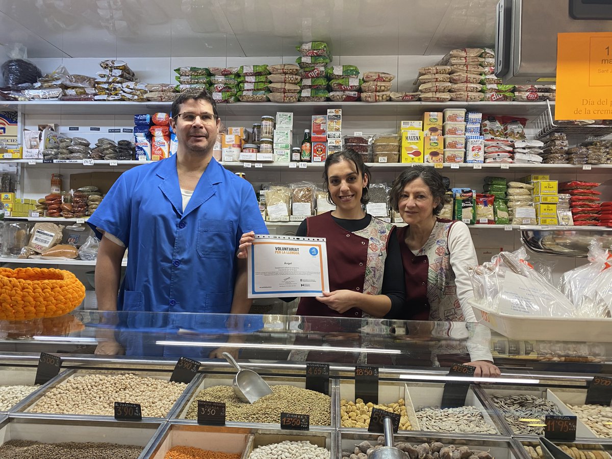 CNLBarcelona's tweet photo. El Mercat de la Mercè se suma al programa de Voluntariat per la llengua amb 3 parades com a establiments col·laboradors. Es tracta d'Àngels Fruits Secs, Gloria Vila Salaons i Tarruella. Benvinguts! 🥰 

@vxlcat @vxlbcn #QuanParlesFasMàgia https://t.co/hbKeuFw8Ng