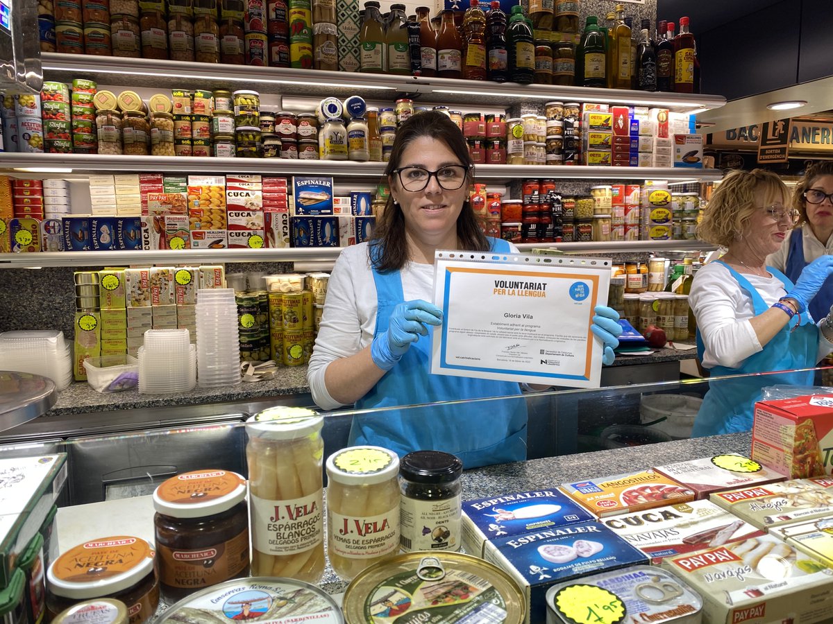 CNLBarcelona's tweet photo. El Mercat de la Mercè se suma al programa de Voluntariat per la llengua amb 3 parades com a establiments col·laboradors. Es tracta d'Àngels Fruits Secs, Gloria Vila Salaons i Tarruella. Benvinguts! 🥰 

@vxlcat @vxlbcn #QuanParlesFasMàgia https://t.co/hbKeuFw8Ng