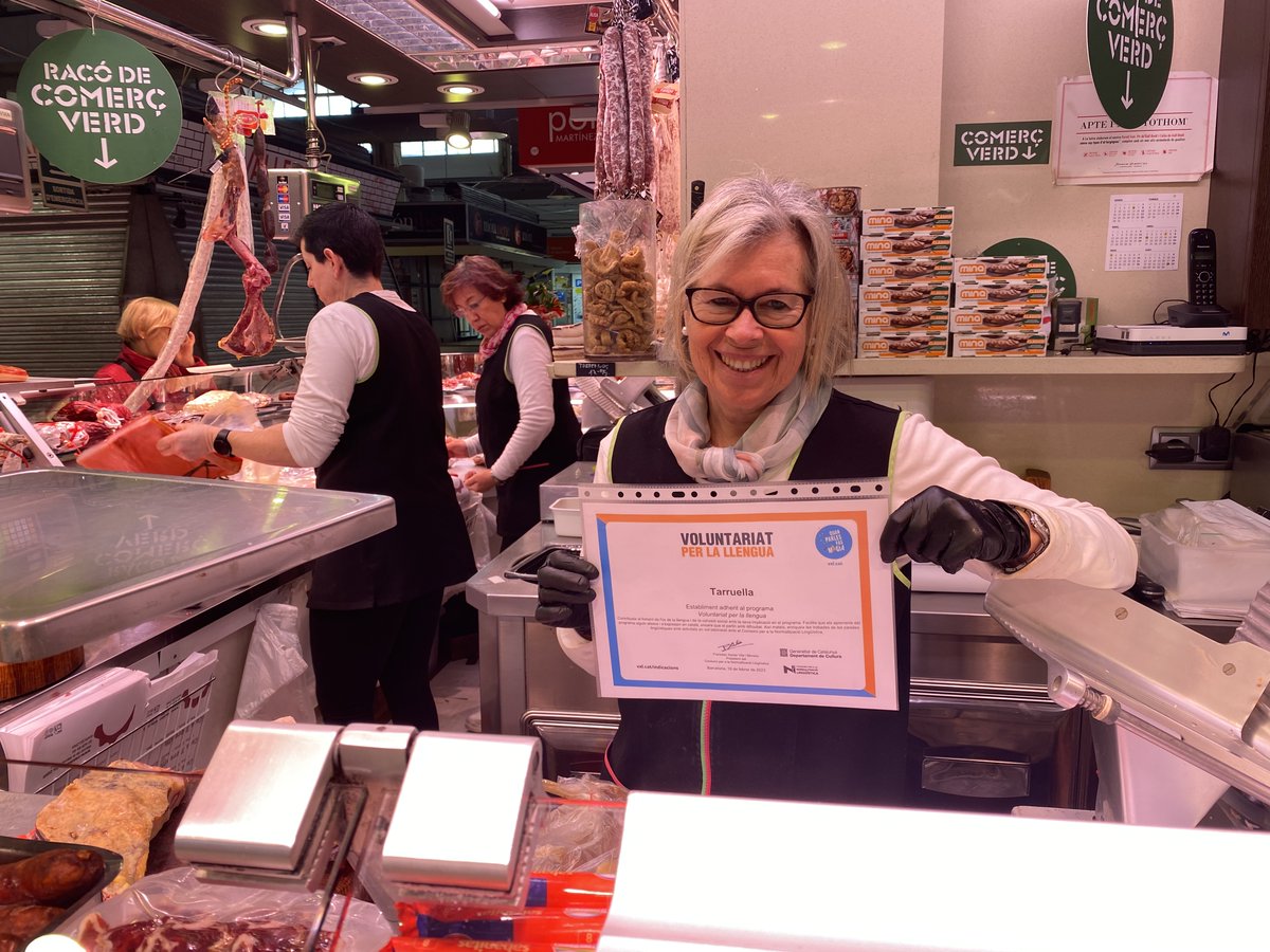 CNLBarcelona's tweet photo. El Mercat de la Mercè se suma al programa de Voluntariat per la llengua amb 3 parades com a establiments col·laboradors. Es tracta d'Àngels Fruits Secs, Gloria Vila Salaons i Tarruella. Benvinguts! 🥰 

@vxlcat @vxlbcn #QuanParlesFasMàgia https://t.co/hbKeuFw8Ng