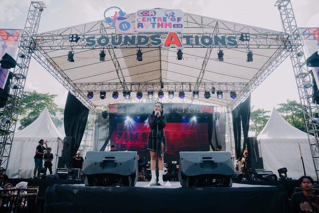 ZivellasOFC's tweet photo. Penampilan @zivamagnolyeah di Corfestival Cirebon. Terimakasih seluruh Panitia yg sudah mengundang Ziva utk menghibur warga cirebon, makasih juga buat zivellas cirebon yg udah dateng nonton Ziva 💛 Sehat &amp; bahagia selalu 🤗
📸 Hendri Sentosa
#ziva #zivamagnolya #zivellasofficial https://t.co/HvMbfXhxpB