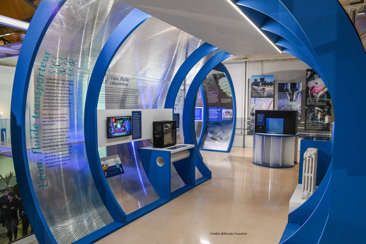 PSLExplore's tweet photo. #Exposition | L'eau liquide est un 𝗳𝗹𝘂𝗶𝗱𝗲 𝗰𝗮𝗹𝗼𝗽𝗼𝗿𝘁𝗲𝘂𝗿 grâce à deux mécanismes souvent simultanés : la conduction et la convection. Celle-ci explique la formation des courants océaniques 🌊et chez nous, elle est utilisée dans de nombreux systèmes de chauffage. 🏘️ https://t.co/ErYmwUac1x