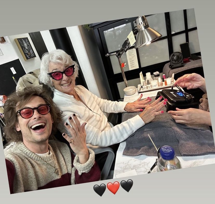 inspatio's tweet photo. coming out of my hibernation just to say that him having his nails painted black did something very nc-17 to me https://t.co/CxHr7P0NA2