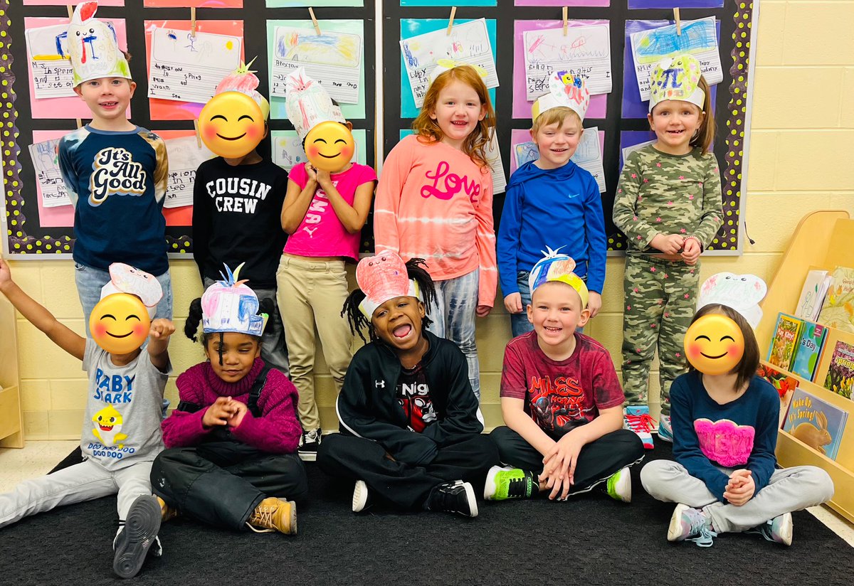 mrsrinehart1's tweet photo. To celebrate #PiDay23 our 8th grade @saylerparkjags visited the Kindergarten classrooms + read Happy Pi Day by Dr. Seuss! @IamCPS #BeBetterJags #CPSandMe https://t.co/yWo5Kau0Wr