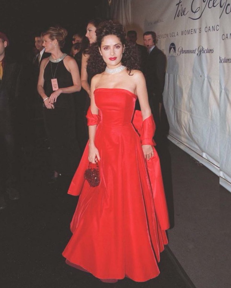 💃 VALENTINA, LA HIJA DE SALMA HAYEK, uso el mismo vestido que su mamá utilizó hace 26 años ‼️😱

#SalmaHayek uso exactamente el mismo vestido en 1997 👀💃

#Oscars #Oscar #Valentina #fashion #isaacmizrahi