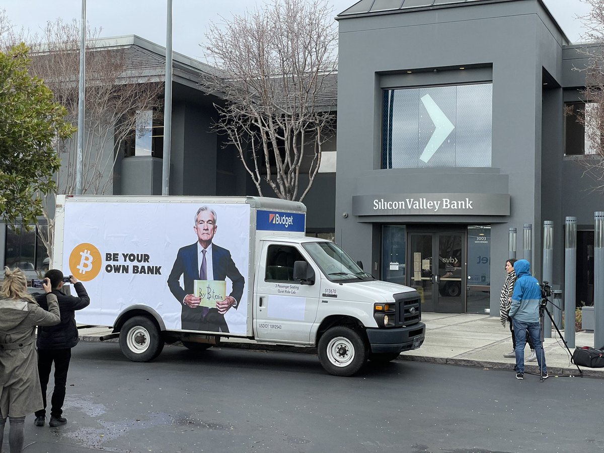 #Bitcoin ad on display in front of Silicon Valley Bank HQ.  Whoever did this is a fuckin Bitcoin Legend!