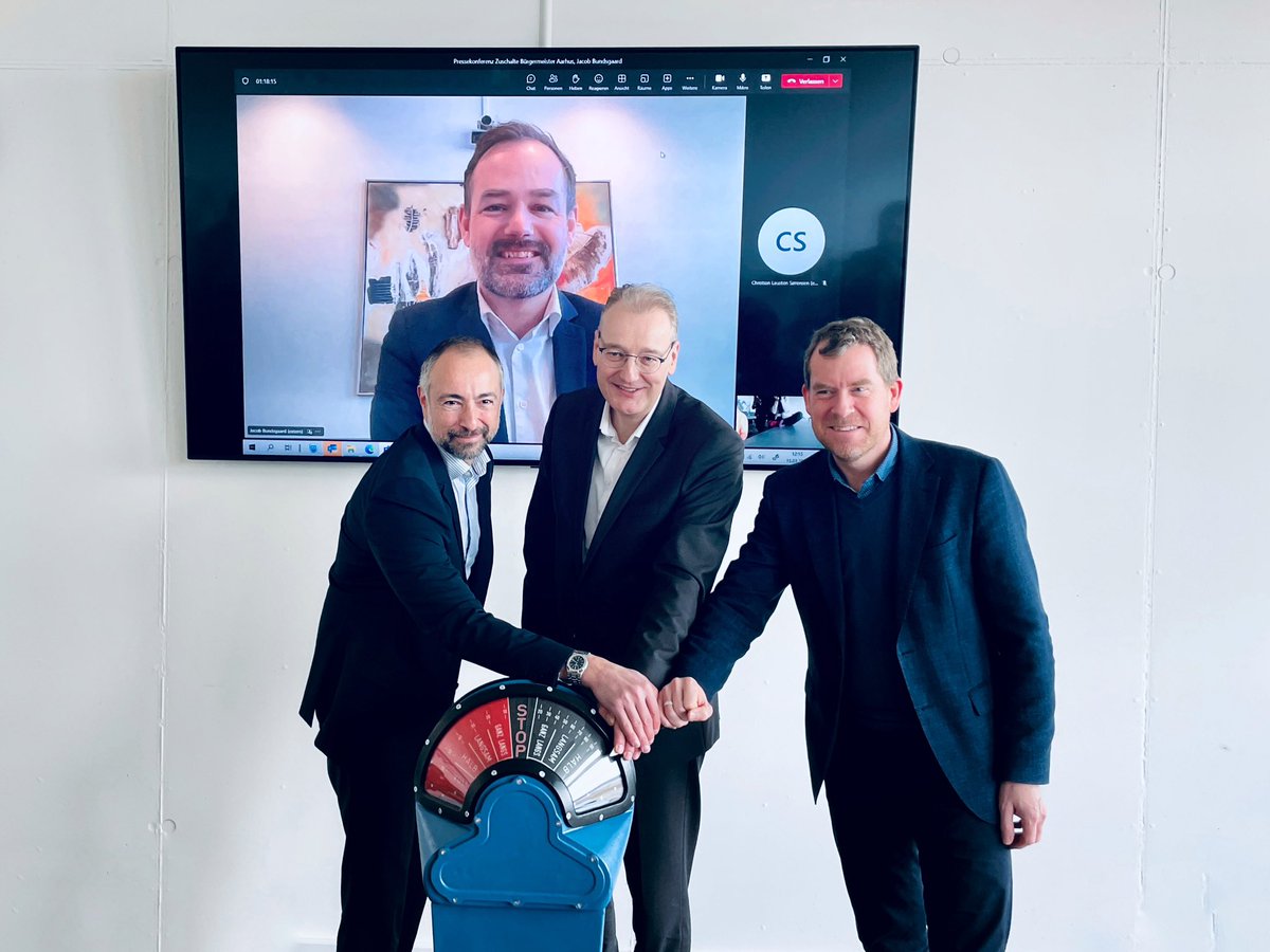 StadtwerkeKiel's tweet photo. Volle Kraft voraus: Gemeinsam mit dem dänischen Geothermie-Entwickler #Innargi, @stadt_kiel OB Ulf Kämpfer & Aarhus BGM Jacob Bundsgaard legte unser Technikvorstand Dr. Jörg Teupen (https://t.co/eDIVXGBAaq.) den Schalter für ein neues Projekt um.
Welches? https://t.co/iuz2ZClZnX https://t.co/9Fz52KiQbT