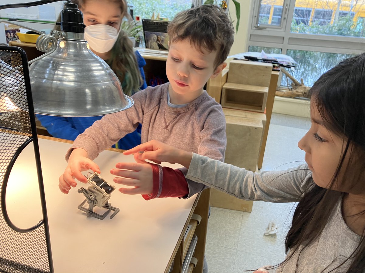 CFStweets's tweet image. A student shares his passion for robots with friends in the classroom.
#PreK #Kindergaten #CambridgeFriendsSchool #QuakerValues #Fun #Education