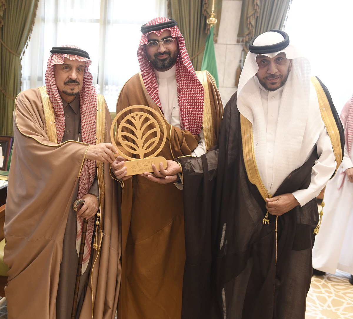 emara_alriyadh's tweet photo. #صور | سمو أمير منطقة الرياض يكرم الجهات القائمة على المبادرات المختارة في جائزة سنديان لمنتدى الابتكار الاجتماعي. https://t.co/ZxZcBA9MQB