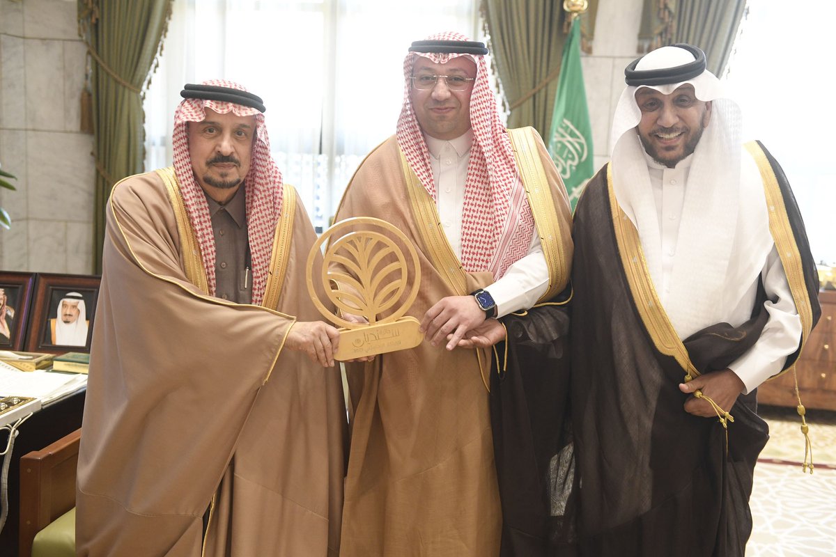 emara_alriyadh's tweet photo. #صور | سمو أمير منطقة الرياض يكرم الجهات القائمة على المبادرات المختارة في جائزة سنديان لمنتدى الابتكار الاجتماعي. https://t.co/ZxZcBA9MQB