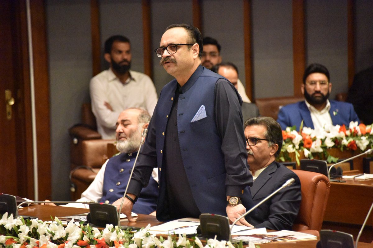 SenatePakistan's tweet photo. Prime Minister of AJ&amp;K, Sardar Tanveer Ilyas Khan addressed the special Senate Session and received medallion from Chairman Senate, Muhammad Sadiq Sanjrani.@PMOAJK @PIDAZADKASHMIR #PakSenateAt50 #SenateGoldenJubilee @SardarTanveerIK https://t.co/IOOmohj87V