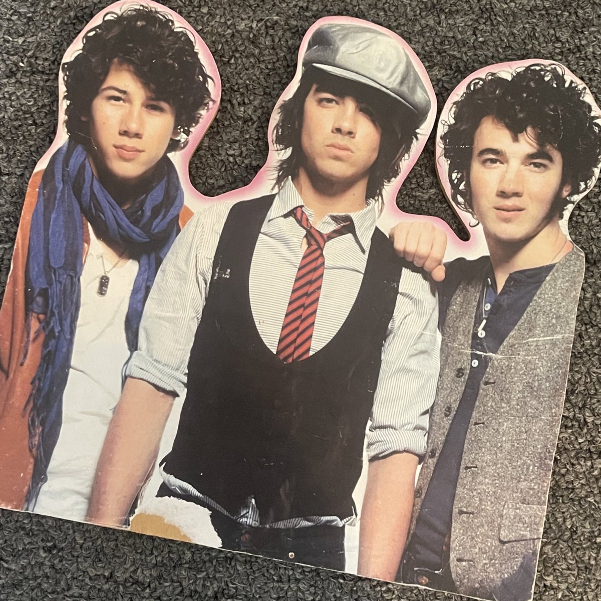 Iowkeymir's tweet photo. Thinking about Christmas 2008 when my aunt gave me a wooden plaque of the @jonasbrothers and forged their signature on the back of it and I really thought it was theirs until like 3 years ago 😭😭 @joejonas @nickjonas @kevinjonas See y’all tonight! #ALBL https://t.co/iinLGRHBUN