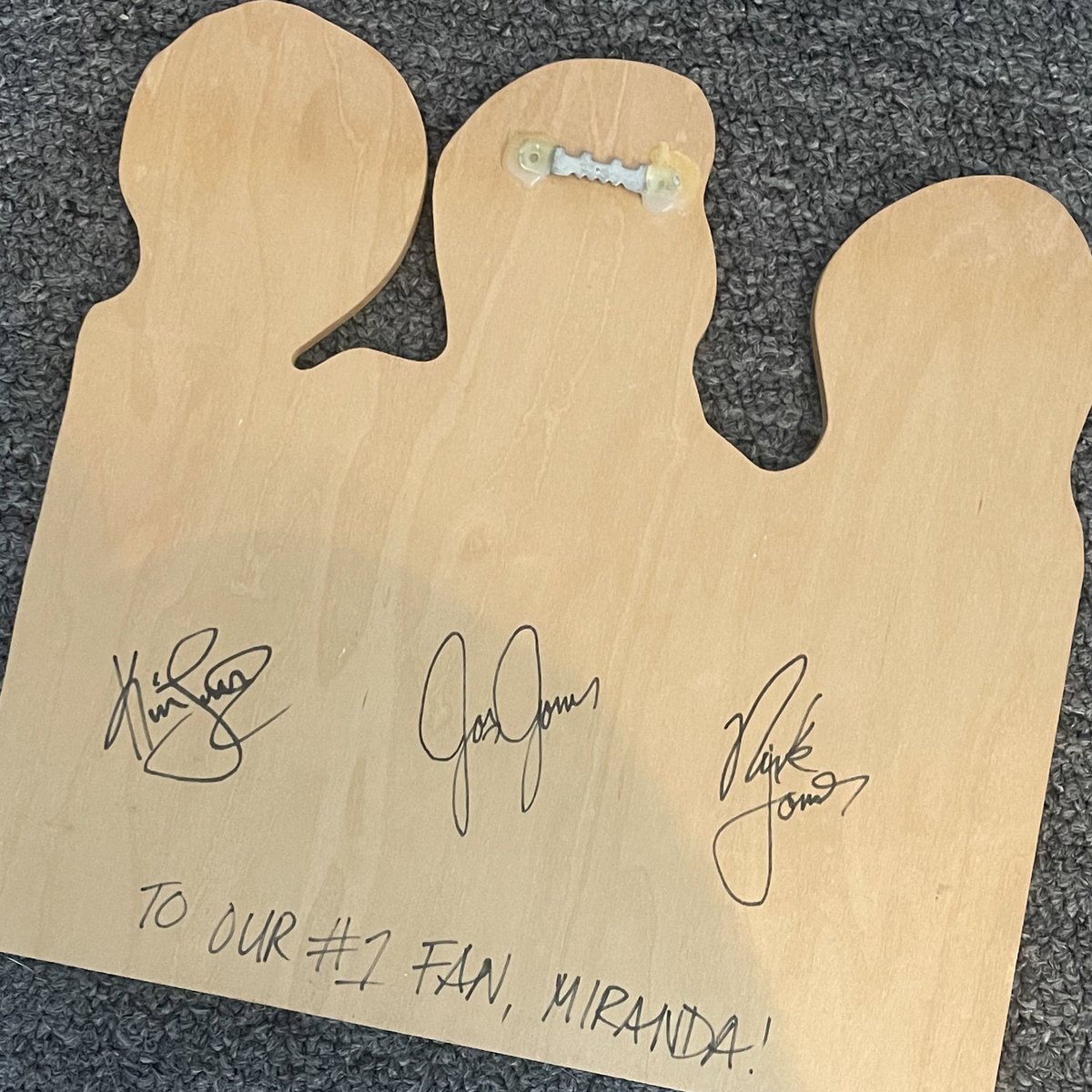 Iowkeymir's tweet photo. Thinking about Christmas 2008 when my aunt gave me a wooden plaque of the @jonasbrothers and forged their signature on the back of it and I really thought it was theirs until like 3 years ago 😭😭 @joejonas @nickjonas @kevinjonas See y’all tonight! #ALBL https://t.co/iinLGRHBUN