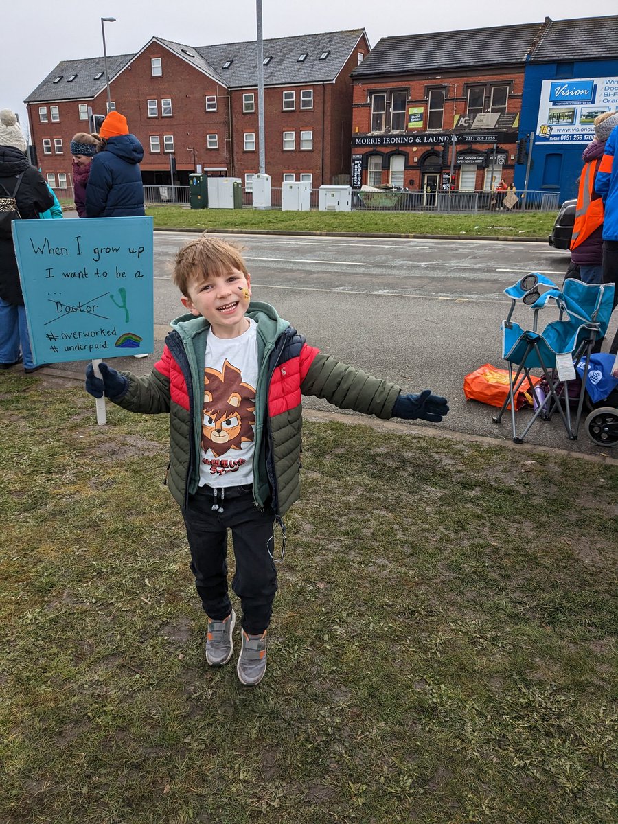 goodall256's tweet photo. Supporting mummy and all her junior doctor colleagues at work fighting for better conditions and safer staffing #bma #JuniorDoctorsStrikes #BMADoctorsVoteYes @AlderHey https://t.co/HnKmNSCe7R