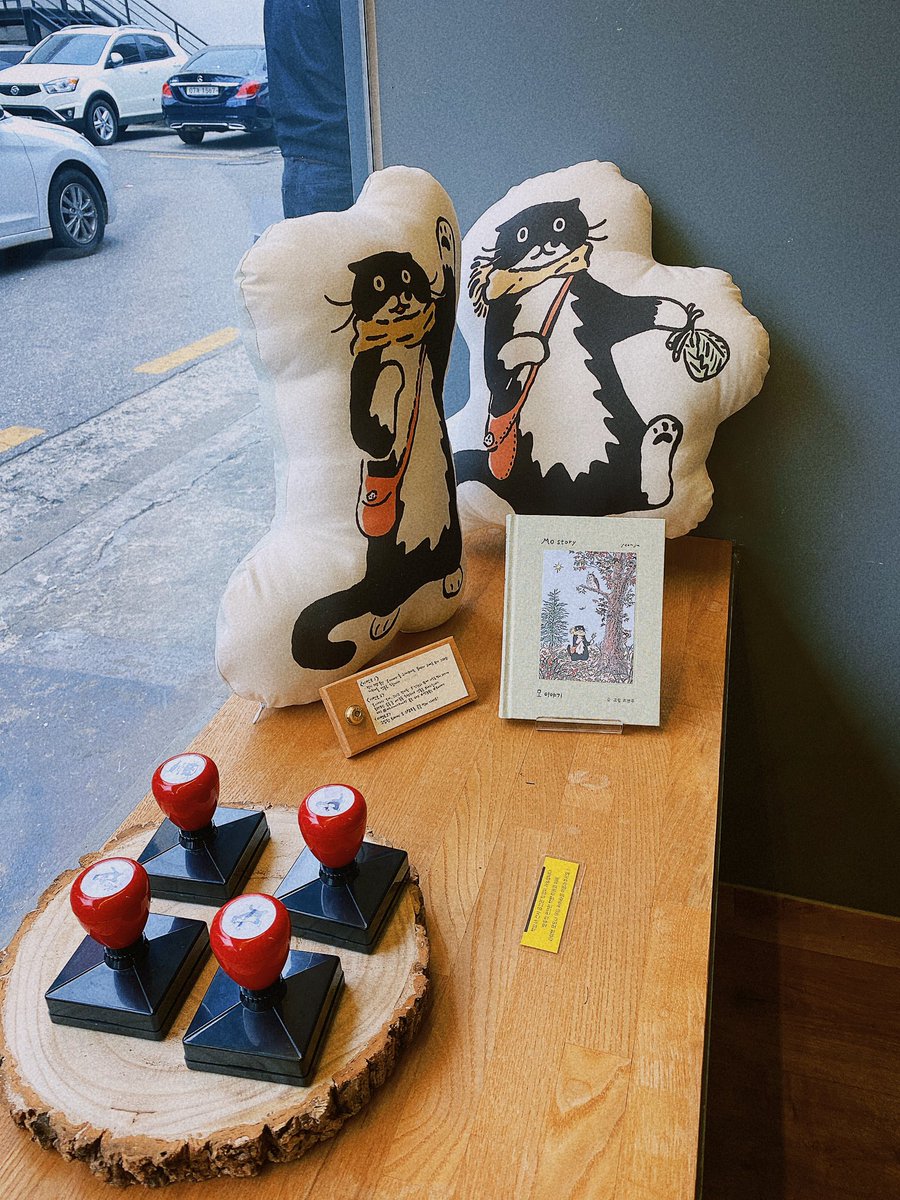 chemarunarae's tweet photo. 다시 상수동.
땡스북스 모 이야기 원화 전시.
#모이야기 #mostory #엣눈북스 #atnoonbooks #땡스북스 #땡스북스_엣눈북스 https://t.co/khoH6XkjWN
