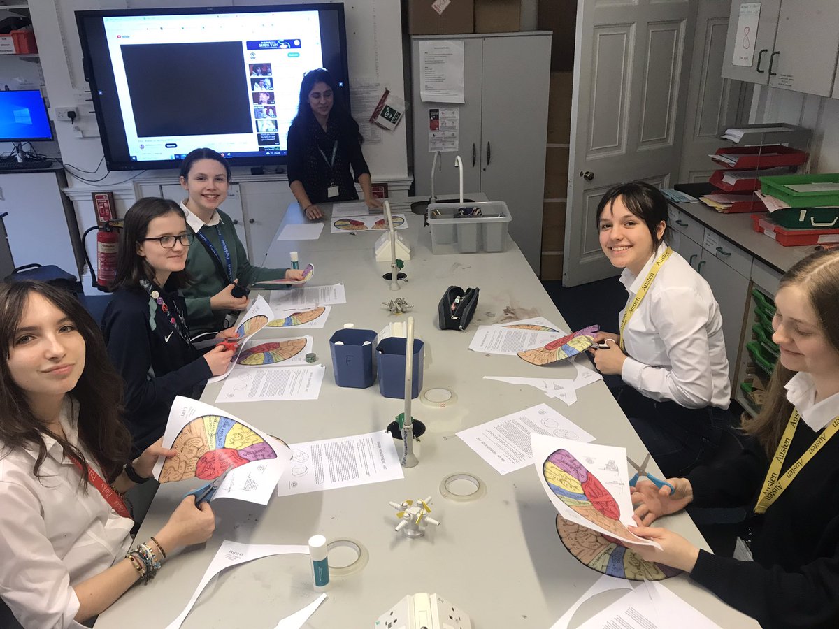 QCL_STEM's tweet image. Happy Science Week 🧬🧫 🦠⚛️!   So far we’ve celebrated at Queen’s with poster making, a talk on radiation, a careers session led by Dr Thomas and a build a brain workshop! We’ve got a few days left, get involved if you haven’t already!