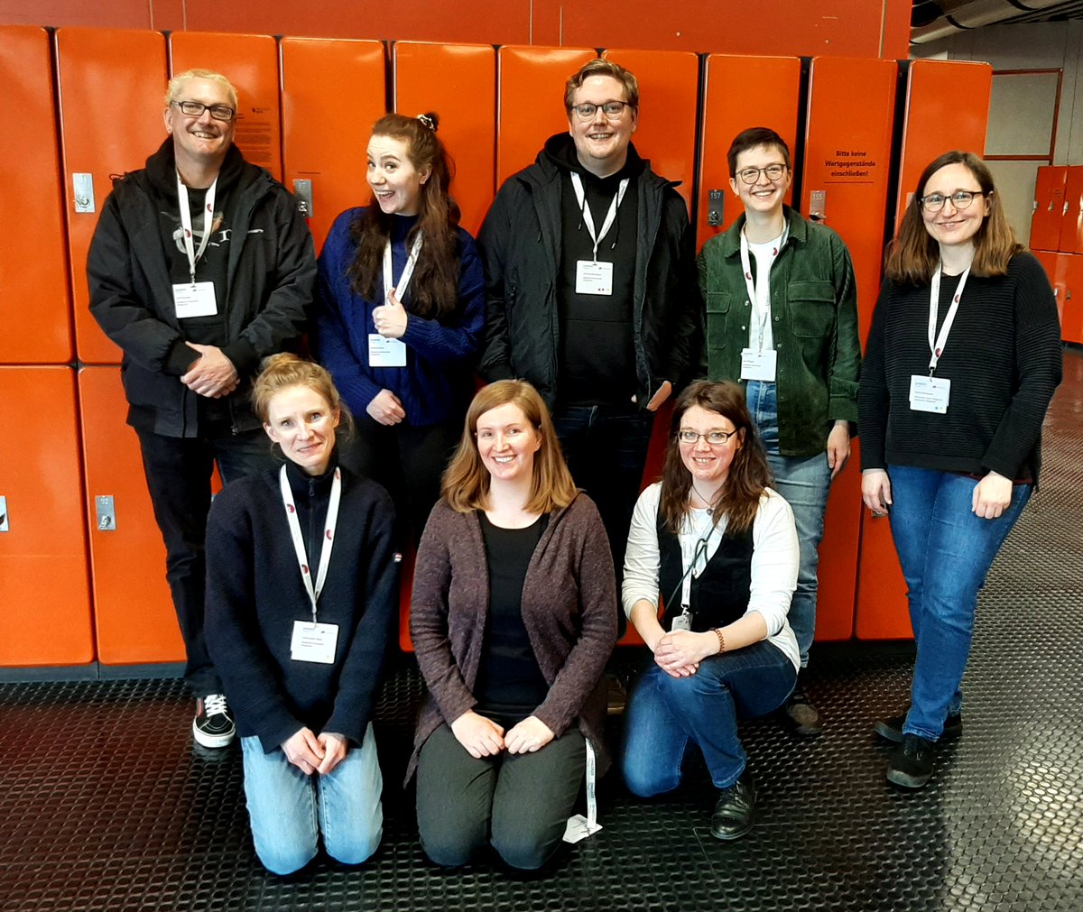 Freshe DH@Uni-Wuppertal-Vibes wehen durch Trier! Das schon lange überfällige Gruppenfoto mit <a href="/patrick_sahle/">Patrick Sahle</a>, <a href="/da_vinci1992/">Nadine</a>, @amertgens, @jana_klinger, @MariaHinzmann, @LenaStahn, Pia Geißel und @JeBunselmeier. Stets gute Laune, vor allem nach dem Essen, LoL. <a href="/DHdKonferenz/">DHd2024</a>