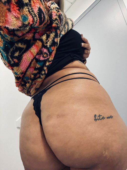 good morning pups, nows your time to worship my fat ass whilst you work ✨ after all you work all week