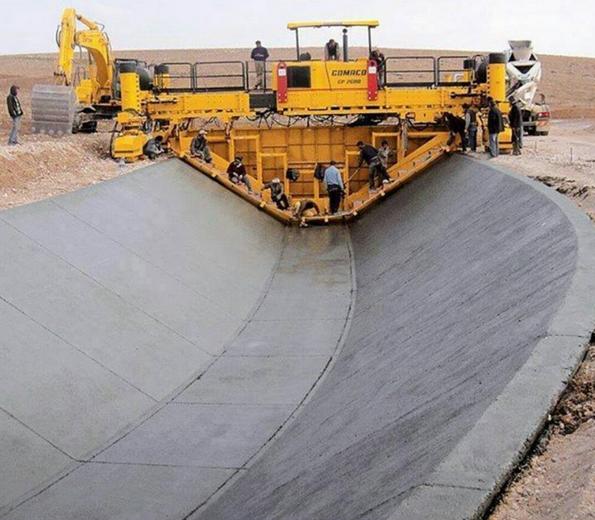 Mundo_Hormigon's tweet photo. Máquina para construcción de canales trapezoidales de hormigón. (Colocación por extrusión). https://t.co/y0CGjJ3xYu