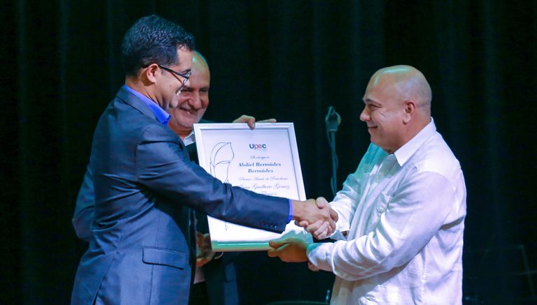 DrRobertoMOjeda's tweet photo. Felicitamos a los profesionales de la prensa galardonados con los premios nacionales de periodismo José Martí y Juan Gualberto Gómez, por su consagración, entrega y compromiso con #Cuba. https://t.co/khMEWD6y2A