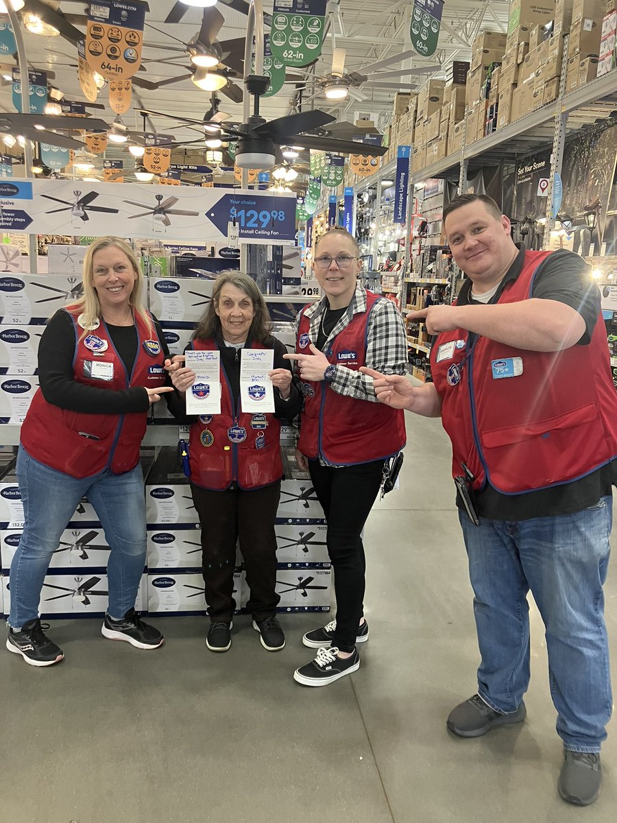 Recognizing Judy, our stand out cashier, for excellence in LPP performance and driving RWD awareness across the front end!  Great job earning your silver badge!!