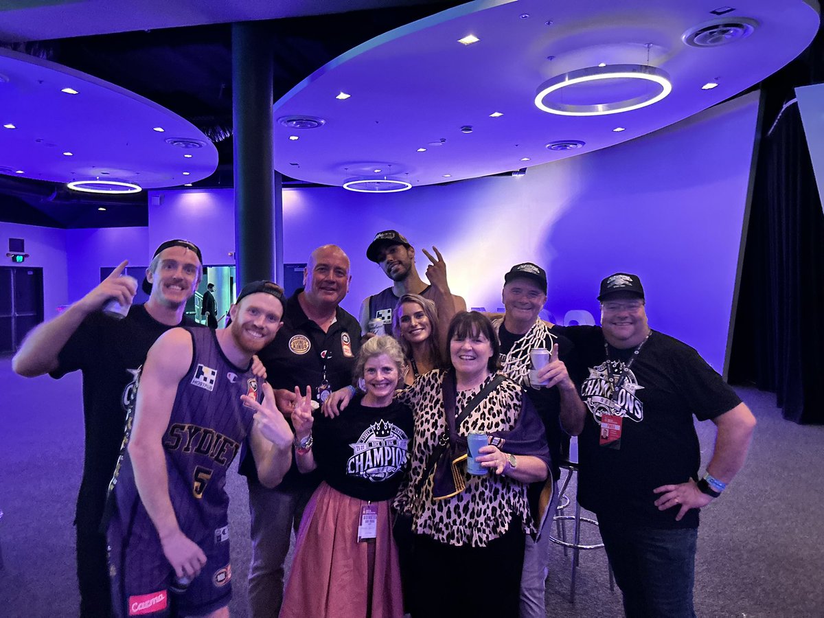 Julian_OBrien's tweet photo. Team Wollongong. #WeTheKings #nbl23 https://t.co/mTVonBw2SO