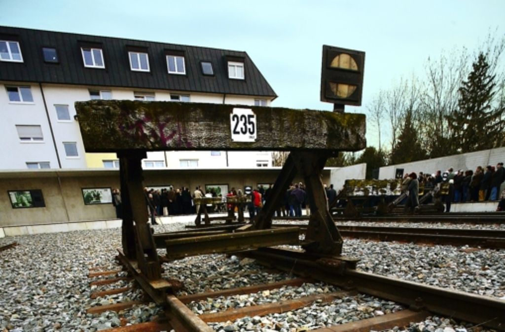 Heute vor 80 Jahren – am 15. März 1943 – begann für viele Sinti und Roma aus BaWü der Weg in den Tod. Sie wurden  vom Stuttgarter Nordbahnhof aus nach Auschwitz deportiert. Ein Zivilisationsbruch, der mitten in Stuttgart begann. Und in den Gaskammern im Osten endete.