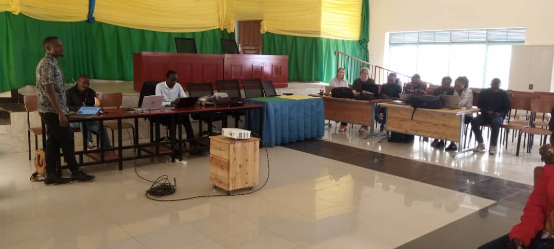 Julien_Nsanzi's tweet image. Kubwitabire bushimishije, hamwe n'abaturage, abayobozi b'umurenge wa #Kisaro, abatekenisiye b'Akarere ka @rulindodistrict na b'ikigo cy'ubutaka @Lands_Rwanda na @lantmateriet  bakoranye inama kusanyamakuru bungurana ibitekerezo kubizashyirwa mu gishushanyo mbonera #MasterPlan