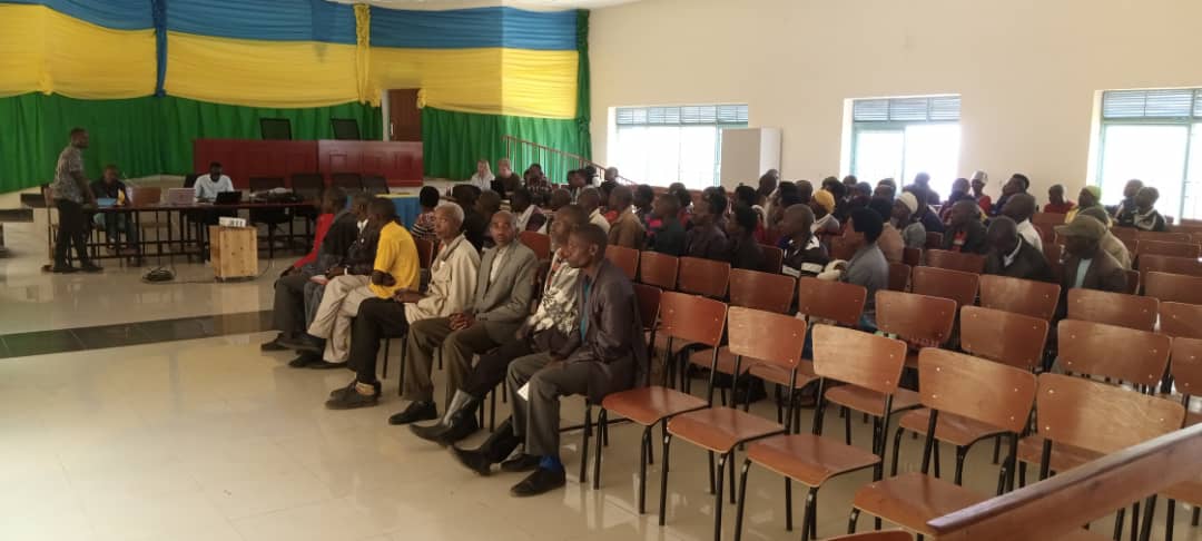 Julien_Nsanzi's tweet image. Kubwitabire bushimishije, hamwe n'abaturage, abayobozi b'umurenge wa #Kisaro, abatekenisiye b'Akarere ka @rulindodistrict na b'ikigo cy'ubutaka @Lands_Rwanda na @lantmateriet  bakoranye inama kusanyamakuru bungurana ibitekerezo kubizashyirwa mu gishushanyo mbonera #MasterPlan