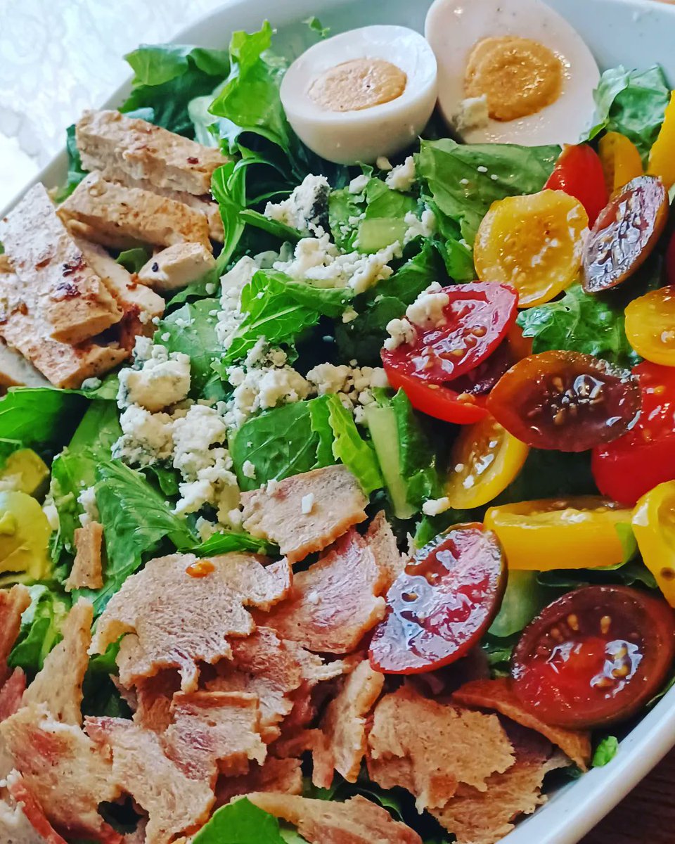 TheRareEpiphany's tweet photo. Vegan chef salad with wundereggs https://t.co/lF5oJSWvUl
